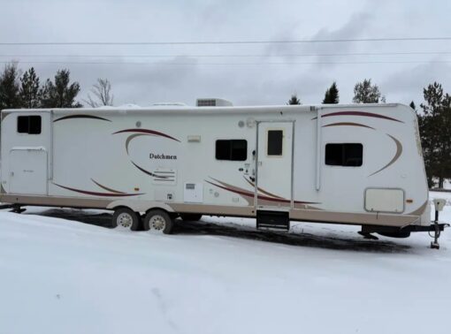 Apostle Islands Lodging 38' Camper - Image 3